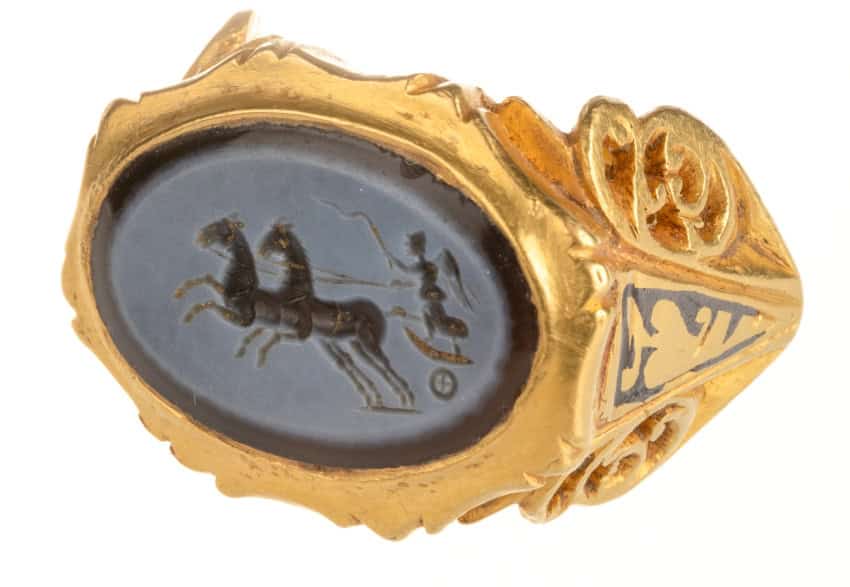 Metal Detectorist Finds Rare Roman Gold Ring Buried During Britain’s Imperial Breakaway