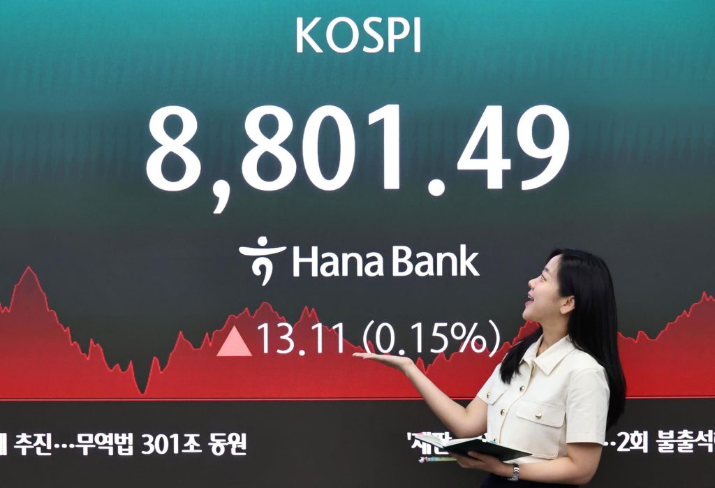 KOSPI ends higher after recovering from sharp intraday losses