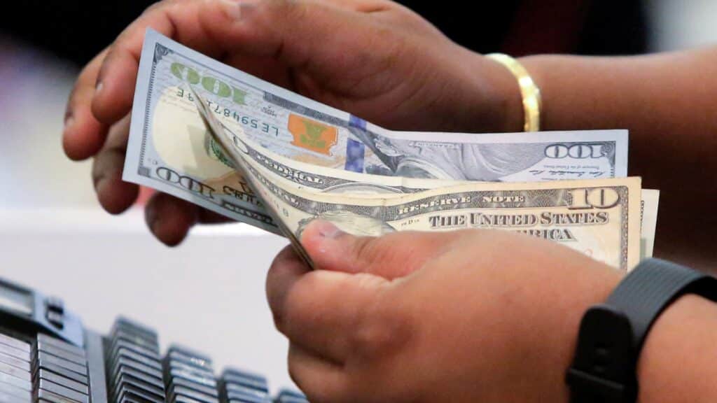 Economists See Mixed Signals on Economy’s Shape