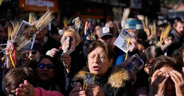 Argentines pray that Pope Leo’s visit alleviates their economic stress